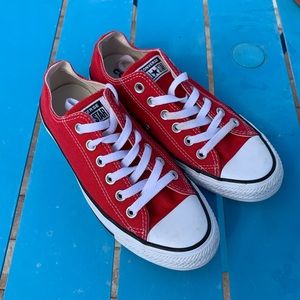 Converse low-top LIKE NEW!